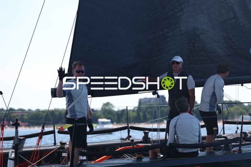 Segelcrew an Bord eines Rennboots im Hafen Eckernförde