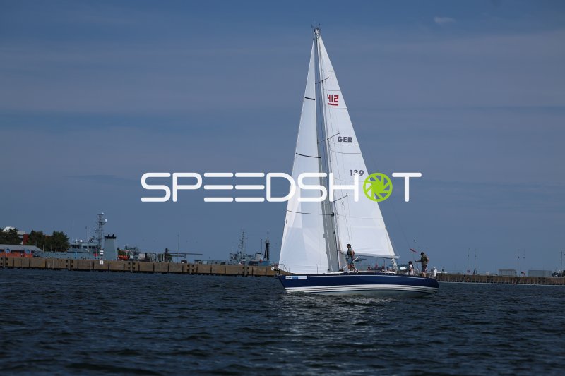 Segelboot GER 139 auf dem Wasser im Hafen Eckernförde
