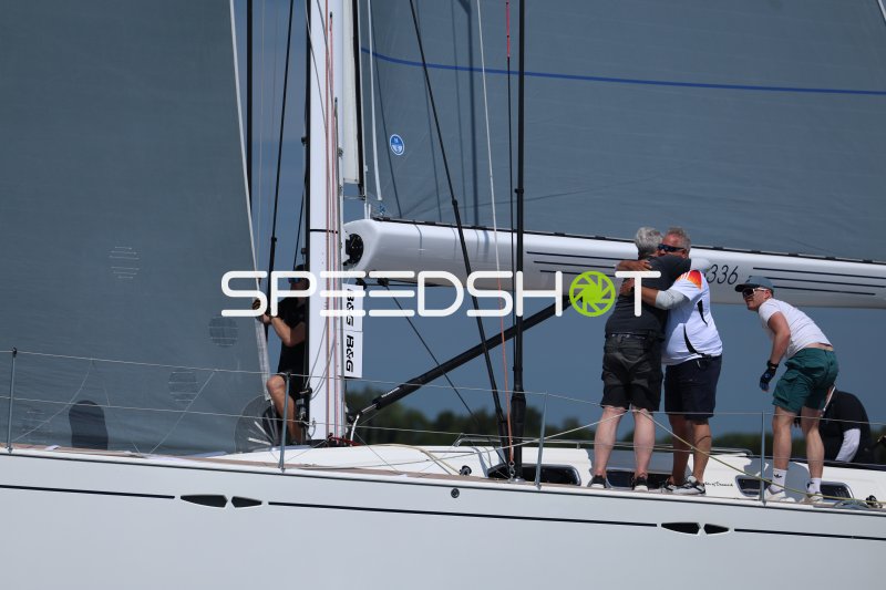 Segler feiern auf Segelyacht 336 im Hafen Eckernförde