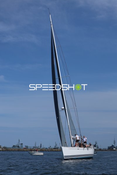Segelboot mit Crew auf der Eckernförder Bucht