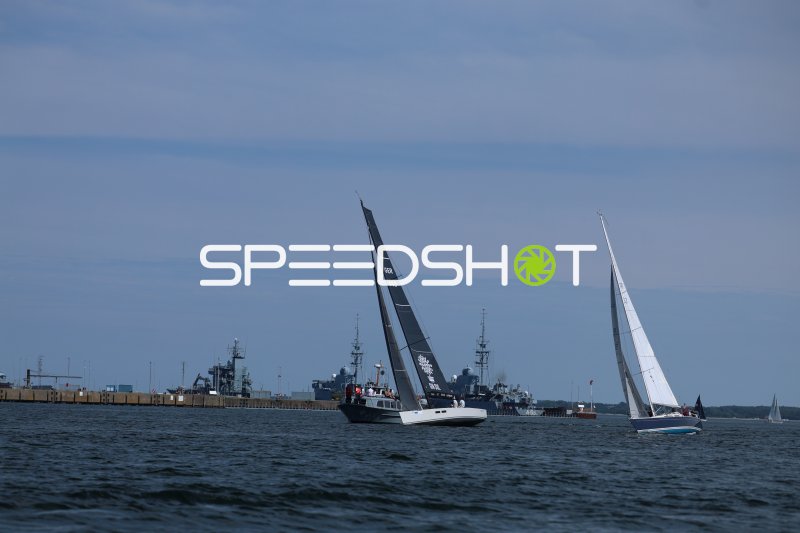 Segelboote vor dem Marinestützpunkt Eckernförde