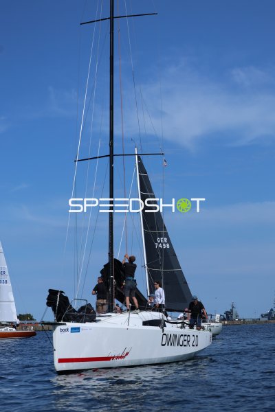 Segelyacht Dwinger 2.0 (GER 7498) bei Vorbereitungen im Hafen Eckernförde