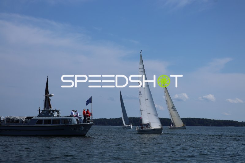 Segelregatta in der Eckernförder Bucht mit Bundeswehr-Begleitboot