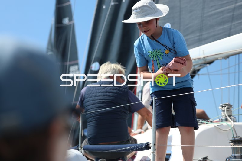 Kind und Erwachsener an Deck eines Segelboots in Eckernförde