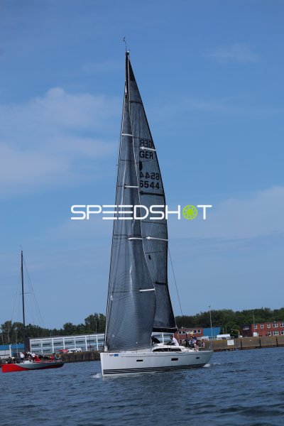 Segelboot GER 6544 unter vollen Segeln im Hafen Eckernförde