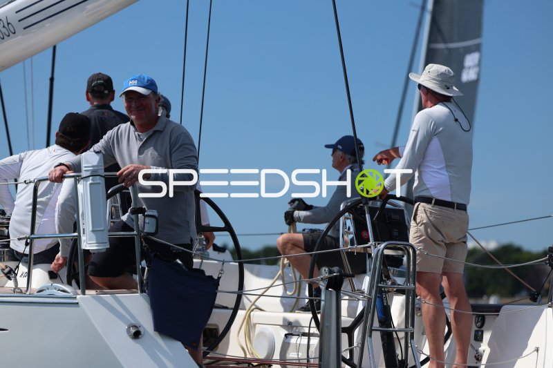 Crew auf Segelyacht im Hafen Eckernförde