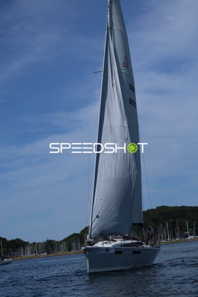 Segelboot GER 8375 unter vollen Segeln im Hafen Eckernförde