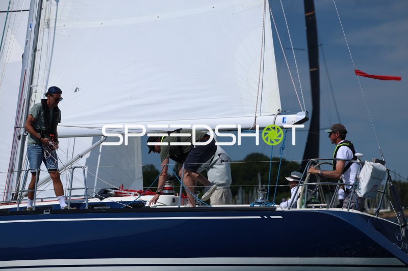 Crew arbeitet an Bord einer Segelyacht im Hafen Eckernförde