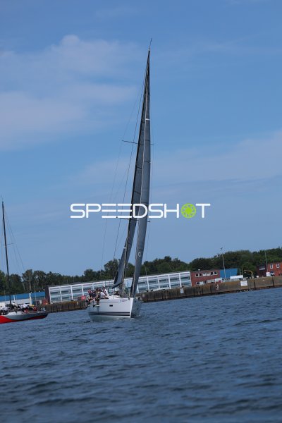 Segelboot im Hafen Eckernförde bei sonnigem Wetter