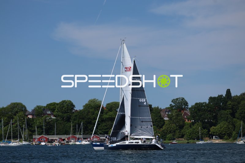 Segelboot GER 4 (#412) auf dem Wasser im Hafen Eckernförde