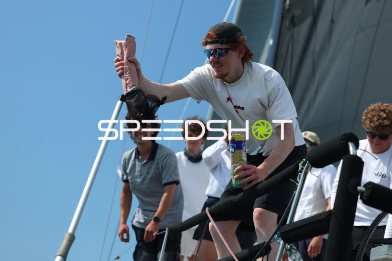 Segler bei der Arbeit an Deck eines Segelboots in Eckernförde