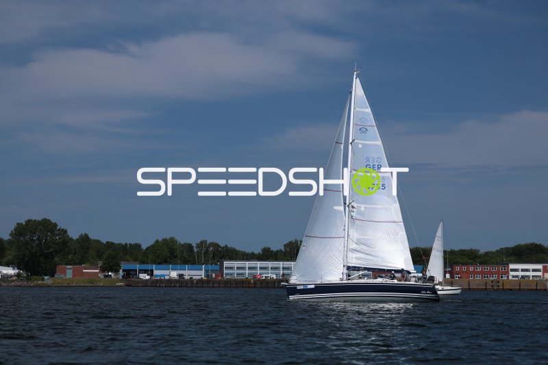 Segelboot GER 6755 auf dem Wasser im Hafen Eckernförde