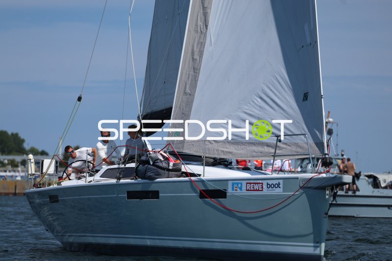 Segelboot mit Crew beim Regattastart in Eckernförde
