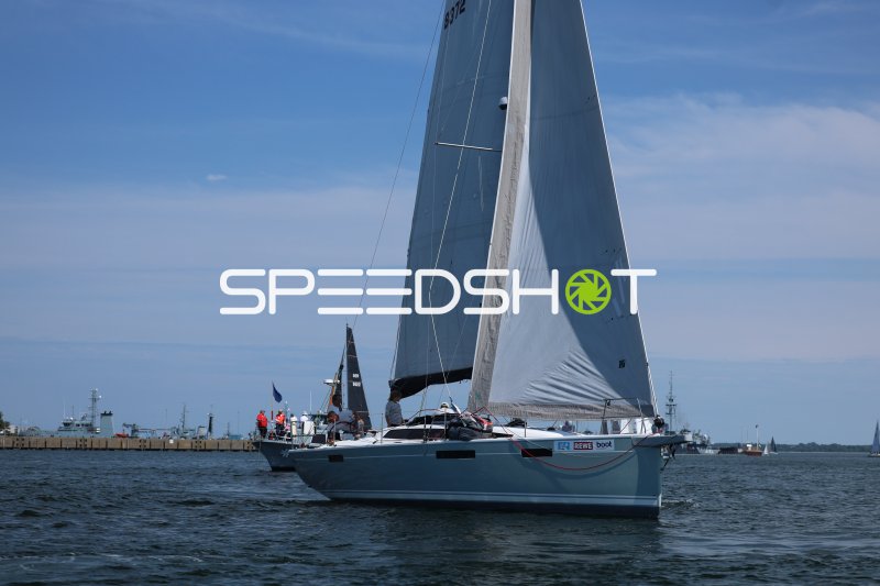 Segelyacht 9372 mit REWE-boot-Sponsoring vor Hafen Eckernförde