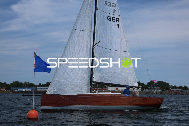 Segelboot GER 1 passiert Wendemarke im Hafen Eckernförde