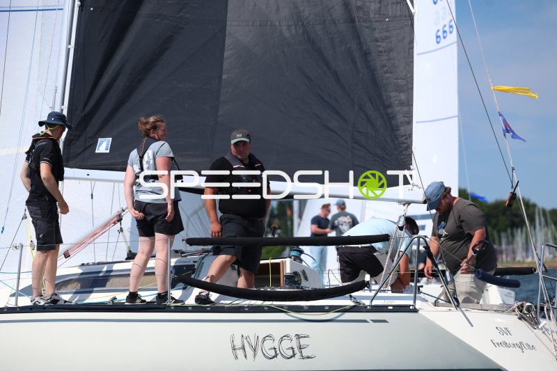 Crew des Segelboots HYGGE bereitet sich im Hafen Eckernförde vor