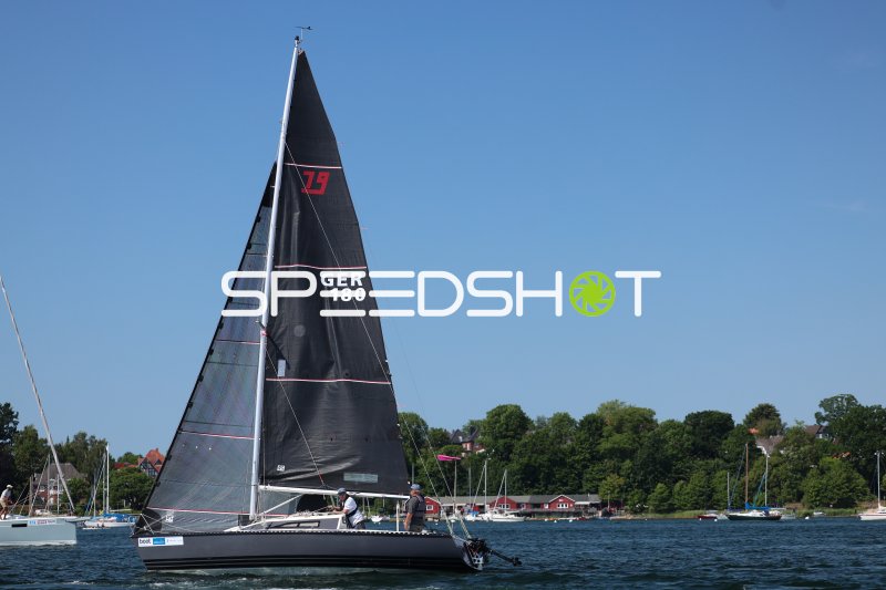 Segelboot GER 180 auf dem Wasser im Hafen Eckernförde