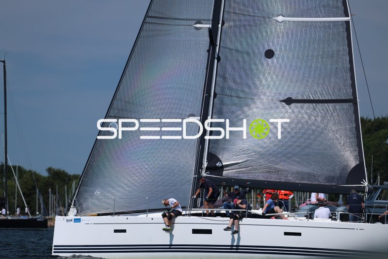 Segelyacht mit Crew beim Regattastart in Eckernförde