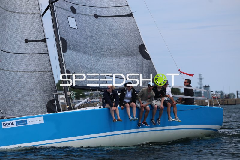 Segelcrew auf blauem Rennboot beim Regattasegeln in Eckernförde