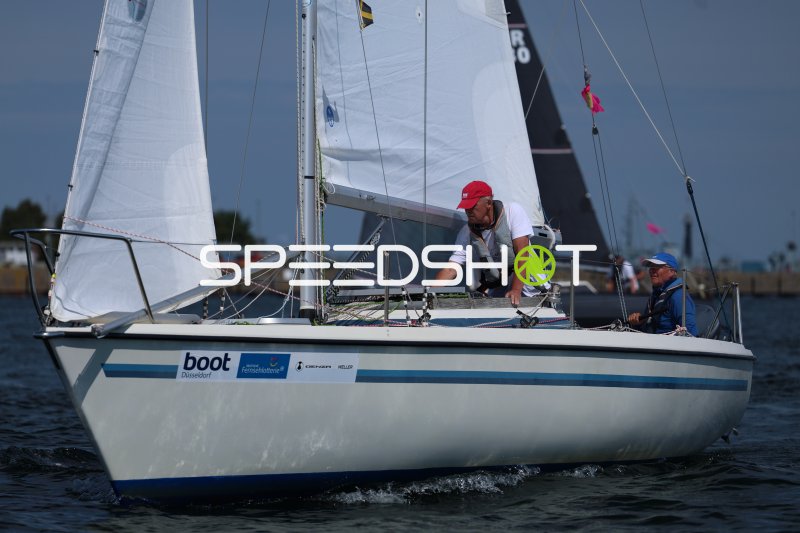 Segelboot mit Crew beim Regattarennen im Hafen Eckernförde