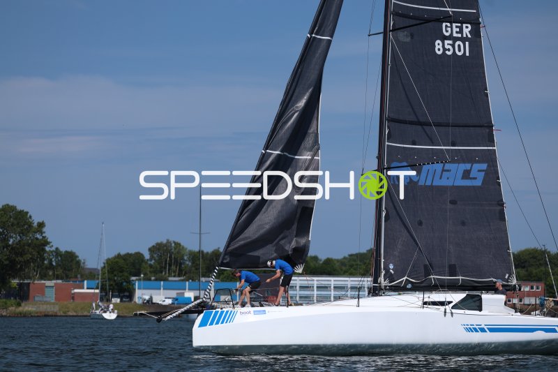 Segelboot GER 8501 mit Crew beim Manöver im Hafen Eckernförde
