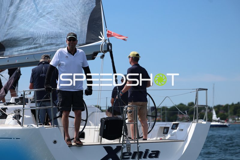 Crew der Segelyacht Xenia beim Manöver im Hafen Eckernförde