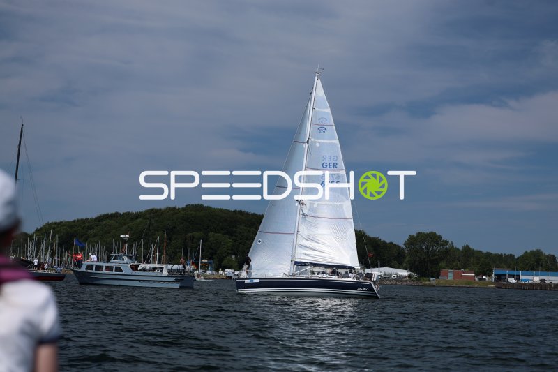 Segelboot GER 6755 im Hafen Eckernförde unter vollen Segeln