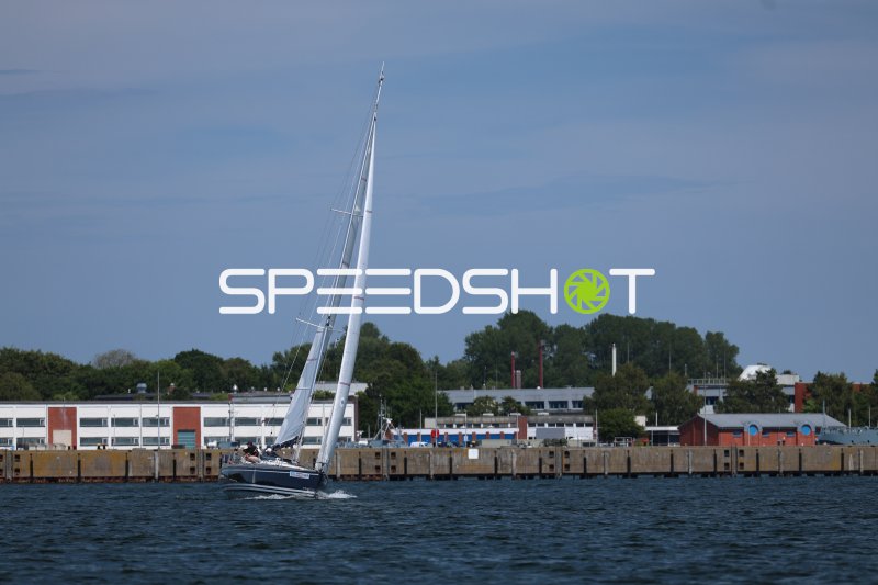 Segelboot verlässt den Hafen Eckernförde bei sonnigem Wetter