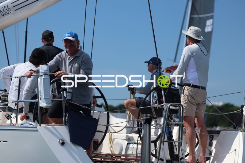 Segelcrew an Bord beim Regattastart in Eckernförde