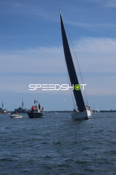 Segelregatta im Hafen Eckernförde – Yacht mit schwarzem Großsegel
