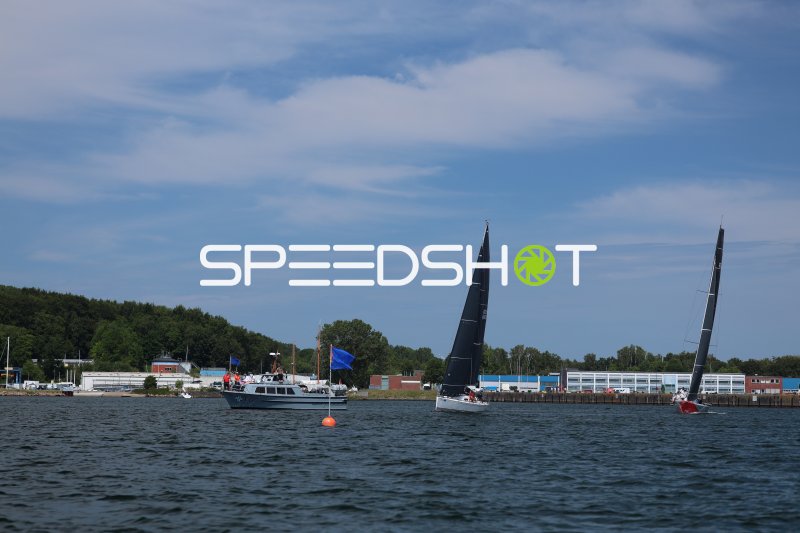 Segelregatta im Hafen Eckernförde – zwei Rennboote passieren das Startschiff