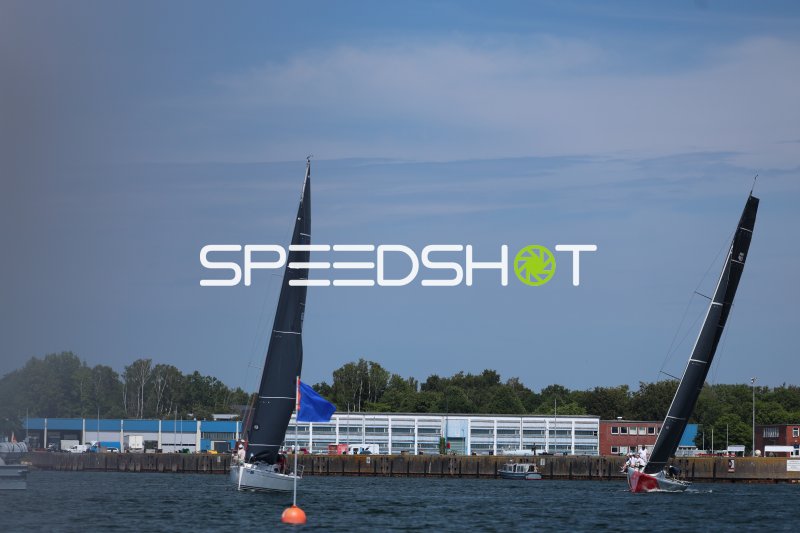 Zwei Segelboote im Hafen Eckernförde bei Regatta