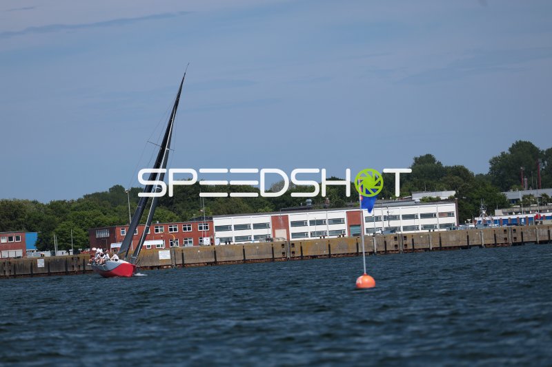 Segelboot mit Crew passiert Wendemarke im Hafen Eckernförde