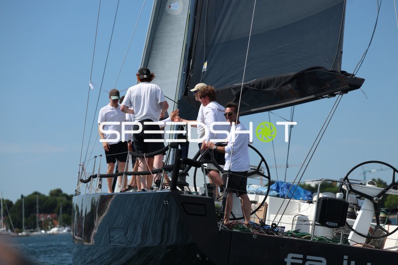 Segelcrew an Bord einer Rennyacht im Hafen Eckernförde