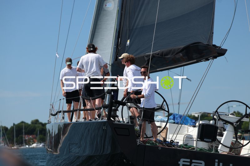 Segelcrew an Bord einer Rennyacht im Hafen Eckernförde