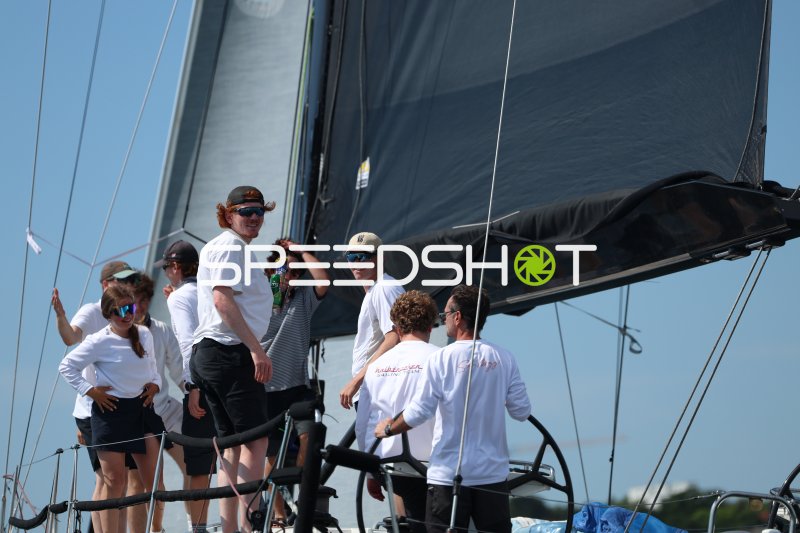 Segelcrew an Bord eines Rennjachts beim Hafen Eckernförde