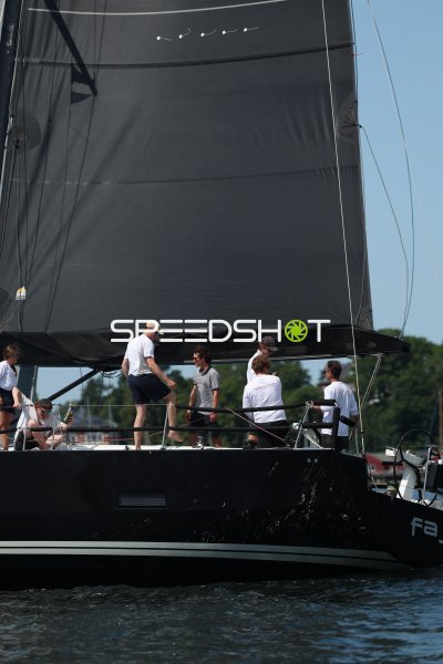Crew auf schwarzem Segelboot beim Manöver im Hafen Eckernförde