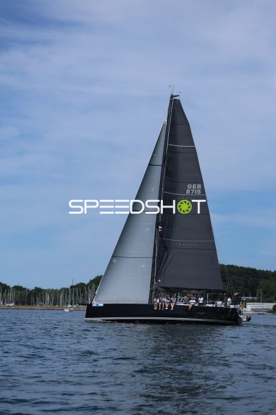 Segelyacht GER 8715 mit schwarzem Großsegel auf dem Wasser bei Eckernförde