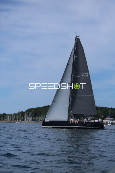Segelyacht GER 8715 unter schwarzen Segeln im Hafen Eckernförde
