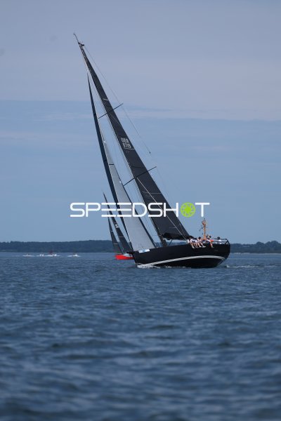 Segelyacht GER 8715 unter schwarzen Segeln vor Eckernförde