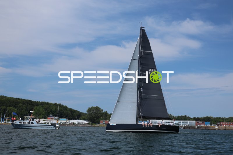 Segelyacht GER 8715 auf dem Wasser im Hafen Eckernförde