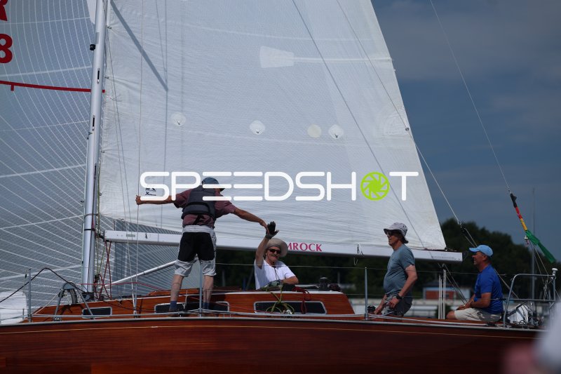 Segelcrew auf Holzsegelboot beim Manöver im Hafen Eckernförde