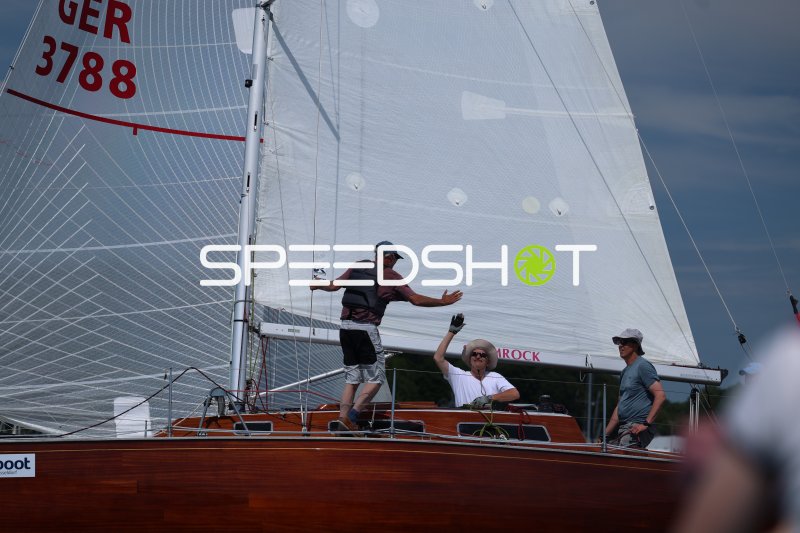 Segelboot GER 3788 mit dreiköpfiger Crew im Hafen Eckernförde