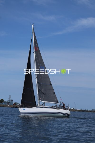 Segelboot mit schwarzen Segeln im Hafen Eckernförde