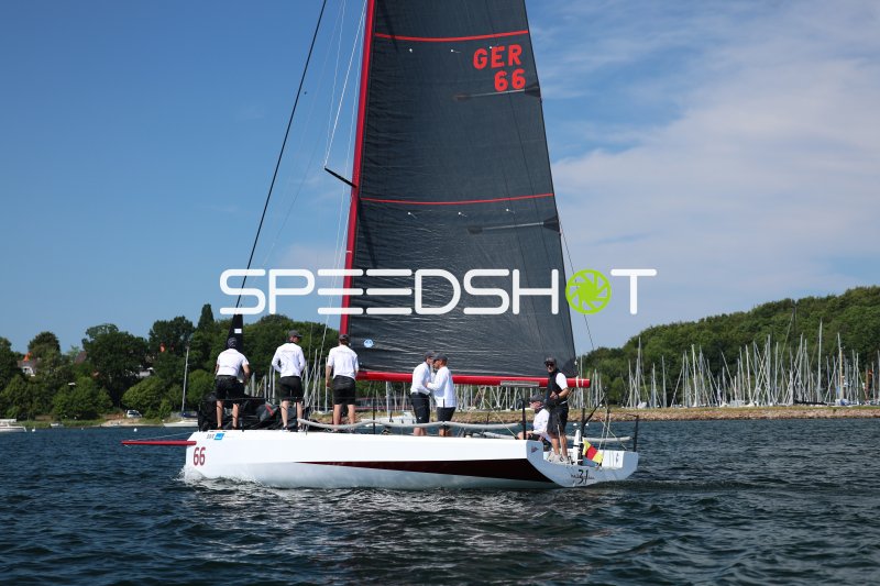 Segelboot GER 66 auf dem Wasser im Hafen Eckernförde
