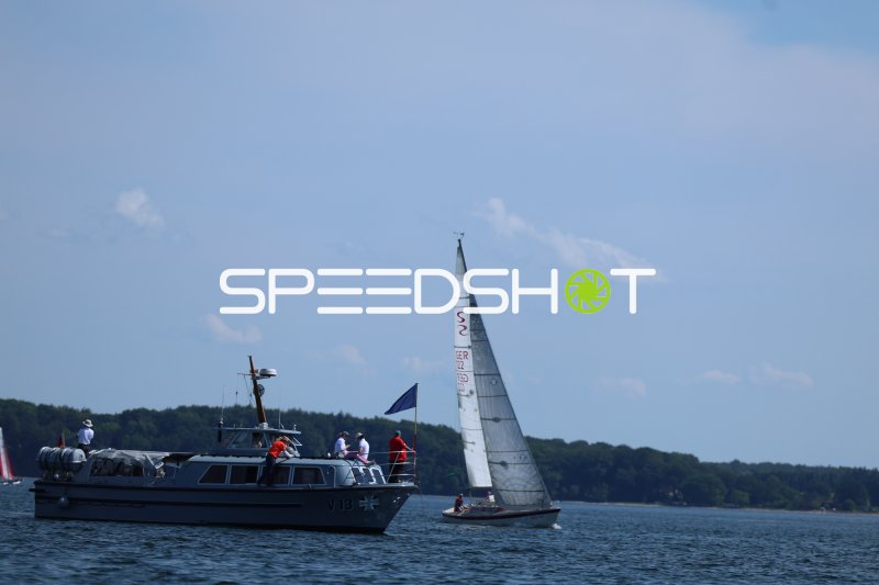 Segelregatta in Eckernförde: Segelboot GER passiert Bundeswehr-Begleitboot V13