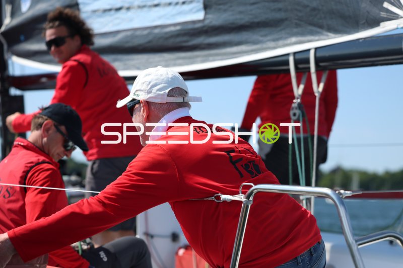 Segelcrew in roten Jacken bei der Arbeit an Bord