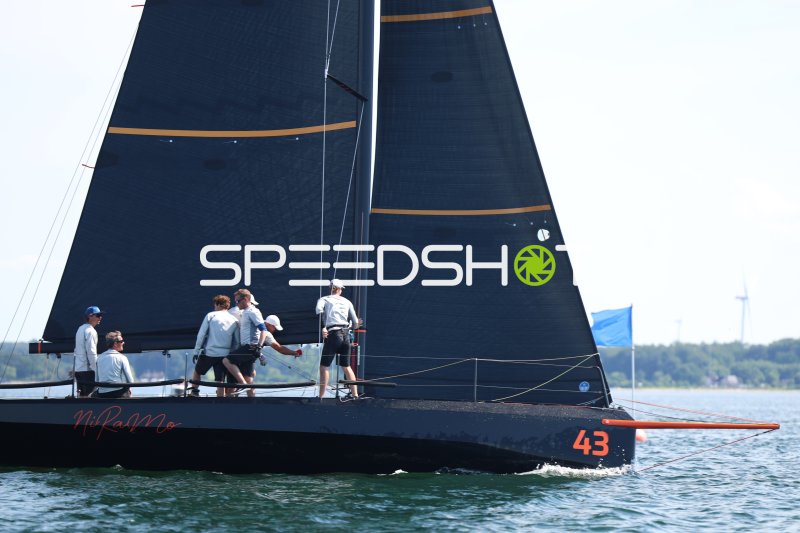 Segelboot #43 mit Crew beim Rennen in Eckernförde