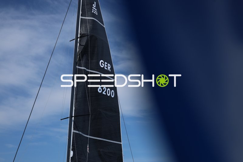 J/125 Segelboot GER 6200 – Großsegel vor blauem Himmel in Eckernförde