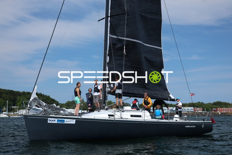 Segelyacht 'needles and pins' mit Crew im Hafen Eckernförde